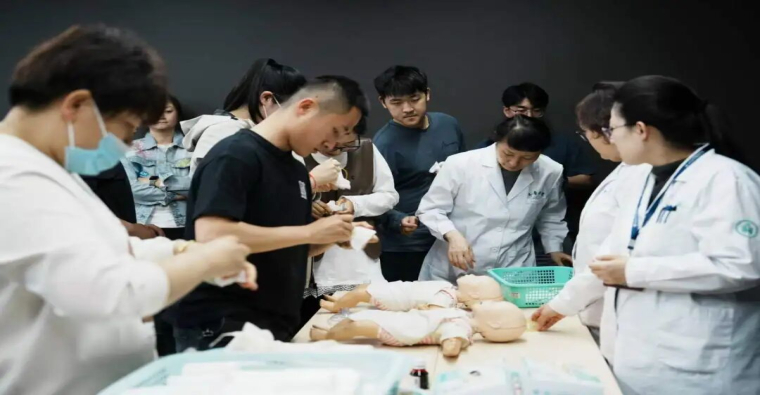 山东省研究型医院学会医学模拟教育分会成功举办首期面向大众AHA拯救心脏培训班